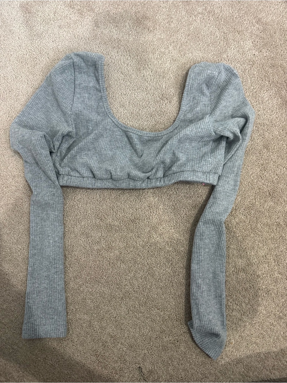 Edikted Ribbed Long Sleeve Crop Top - Light Grey
